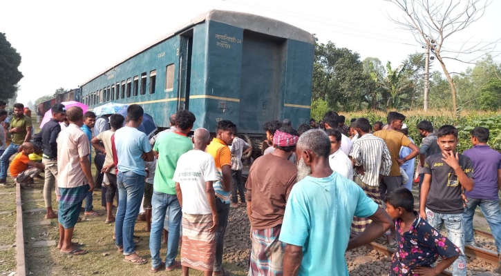 বগি লাইনচ্যুত, সারাদেশের সঙ্গে লালমনিরহাটের রেল যোগাযোগ বন্ধ 